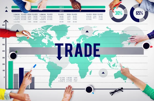 Empresarios señalando el comercio — Foto de Stock