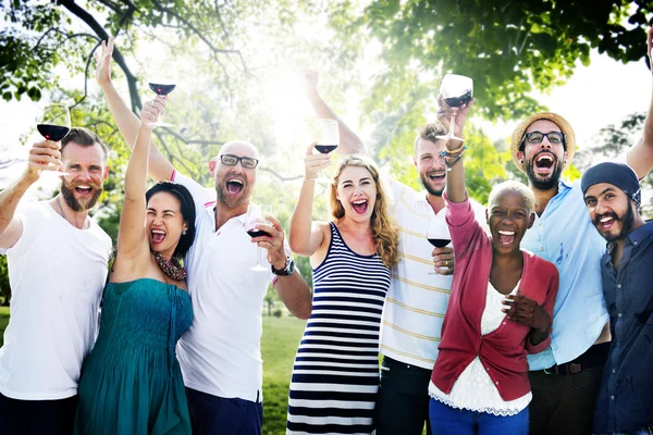 Friends Celebrating Outdoors — Stock Photo, Image