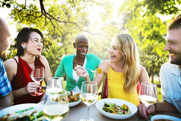 Amigos pasando el rato en la fiesta al aire libre —  Fotos de Stock