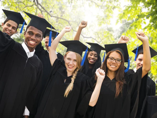 Ποικιλομορφία φοιτητές γιορτάζει αποφοίτηση έννοια — Φωτογραφία Αρχείου