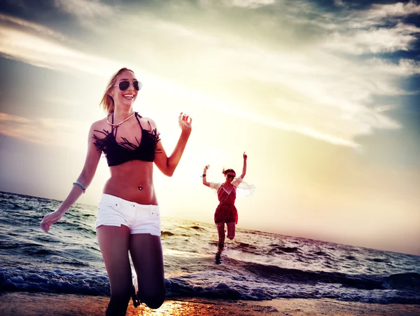 Mulheres amigas se divertindo na praia — Fotografia de Stock