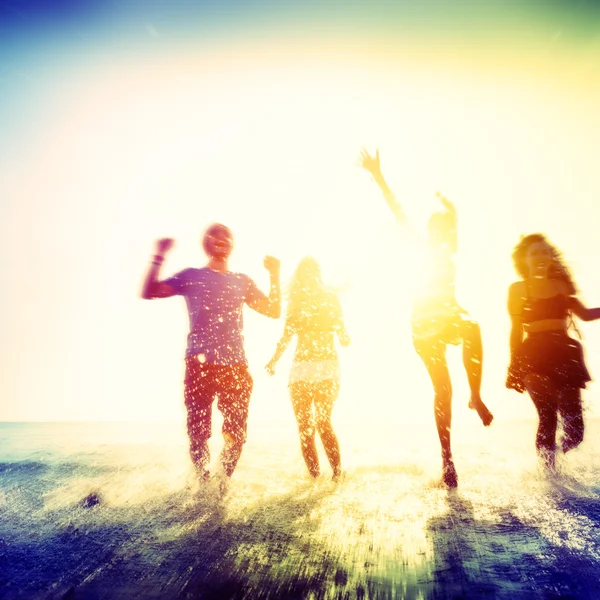 Gelukkig vrienden hebben plezier op het strand — Stockfoto