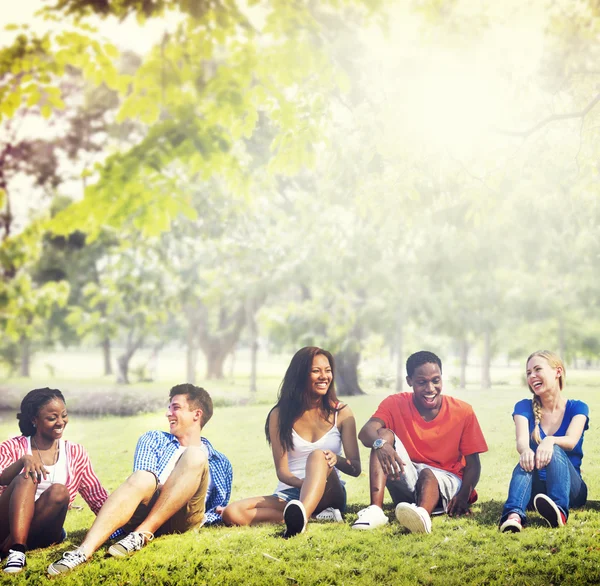 Estudiantes equipo vacaciones concepto — Foto de Stock