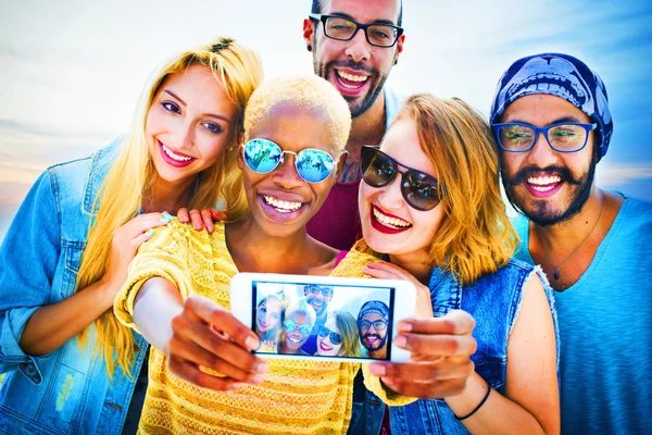 Diversos amigos de verano haciendo Selfie Concept —  Fotos de Stock