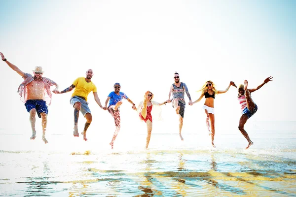 Счастливые друзья, веселящиеся на пляже — стоковое фото