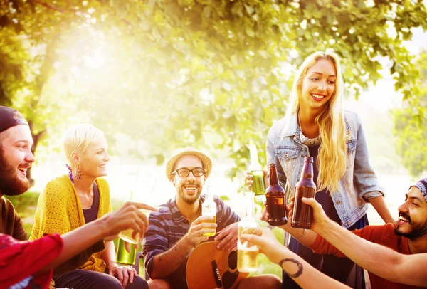 Amis traînant à la fête en plein air — Photo