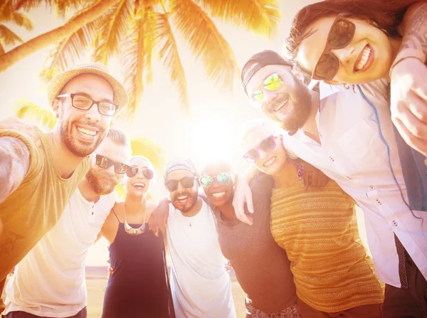 Friends hanging out on the beach party — Stock Photo, Image