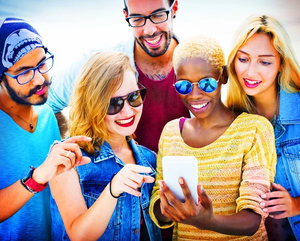 Diversos amigos de verano Fun Bonding Concepto de teléfono inteligente — Foto de Stock