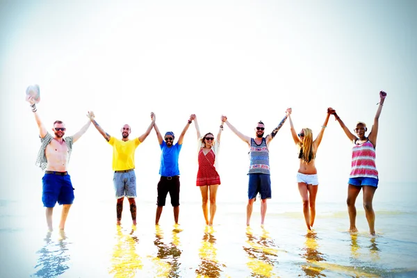 Amis heureux s'amuser sur la plage — Photo