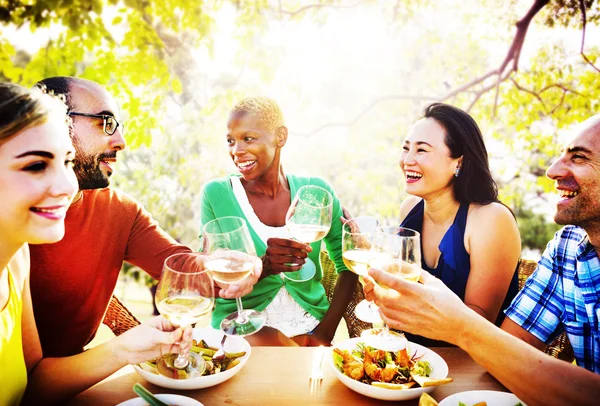 Amigos pasando el rato en la fiesta al aire libre — Foto de Stock