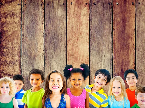 Bonito diversas crianças sorrindo — Fotografia de Stock