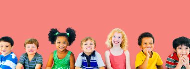 Çeşitlilik çocuk birlikte oturan