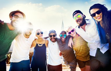 arkadaşlar birlikte ayakta açık havada güneş gözlüğü