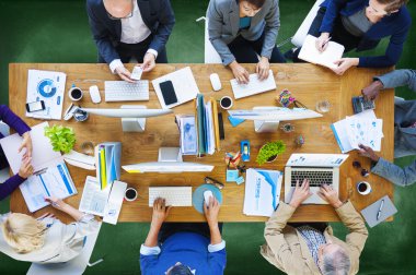 Ofiste çalışan iş adamları