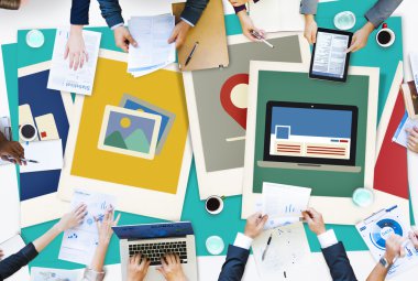 İş adamları ile Polaroid kağıtlar