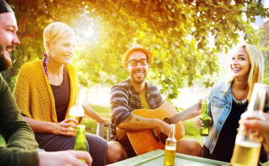 Dışarı asılı açık havada partide çeşitli neşeli arkadaşları