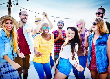 Plaj partisi konsepti de gençler arkadaşlar