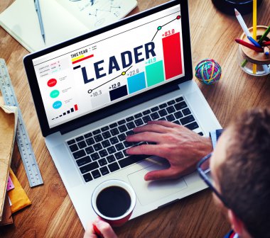Laptop ve lider kavramı kullanan adam