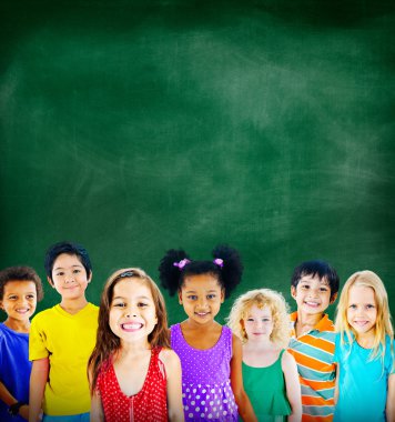 Gülümseyen şirin farklı çocuklar