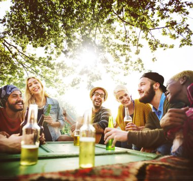 Dışarı asılı açık havada partide arkadaşlar