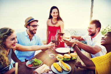 Kumsalda kutlama arkadaş