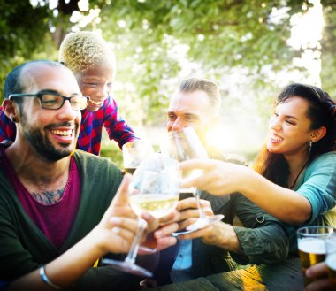 Dışarı asılı açık havada partide arkadaşlar