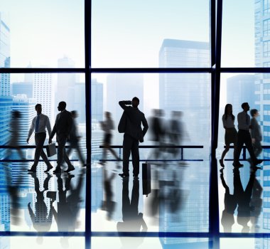 Yürüyen iş adamlarının siluetleri