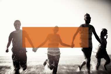 Mutlu arkadaşlar sahilde eğleniyor.