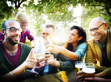 Dışarı asılı açık havada partide arkadaşlar