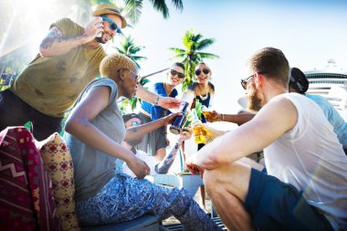 arkadaşlar beach partide bira içmek