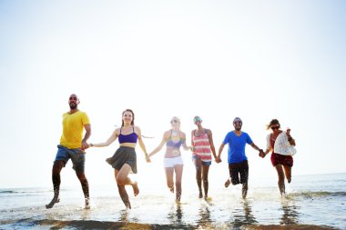 Mutlu arkadaşlar sahilde eğleniyor.