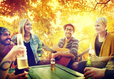 Dışarı asılı açık havada partide arkadaşlar