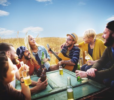 Dışarı asılı açık havada partide arkadaşlar