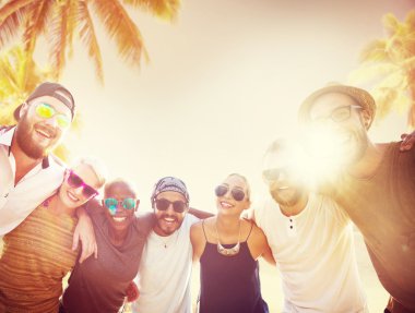 arkadaşlar Kumsal Partisi dışarı asılı