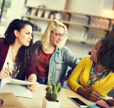 Çeşitli üniversite öğrencileri sınıfta beyin fırtınası