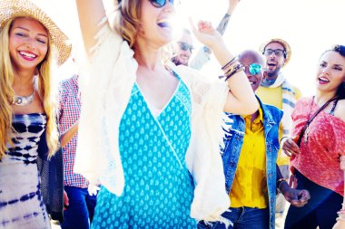 arkadaşlar Kumsal Partisi dışarı asılı