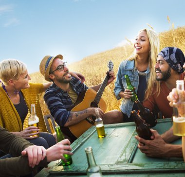 Dışarı asılı açık havada partide arkadaşlar