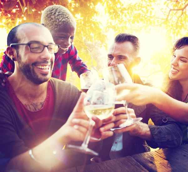 Dışarı asılı açık havada partide arkadaşlar