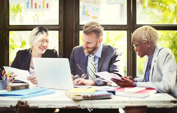 Les gens d'affaires travaillant dans le bureau — Photo