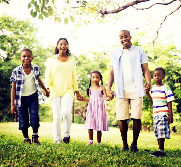 Gelukkige Afrikaanse familie in het park — Stockfoto