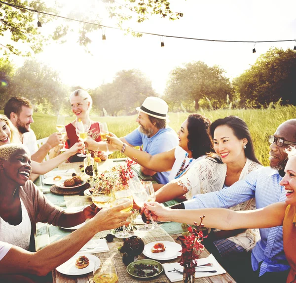 Grup insanlar üzerinde piknik
