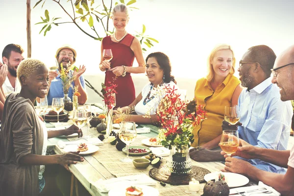 Grupp människor på picknick — Stockfoto