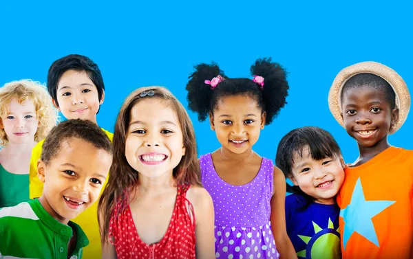 Bonito diversas crianças sorrindo — Fotografia de Stock