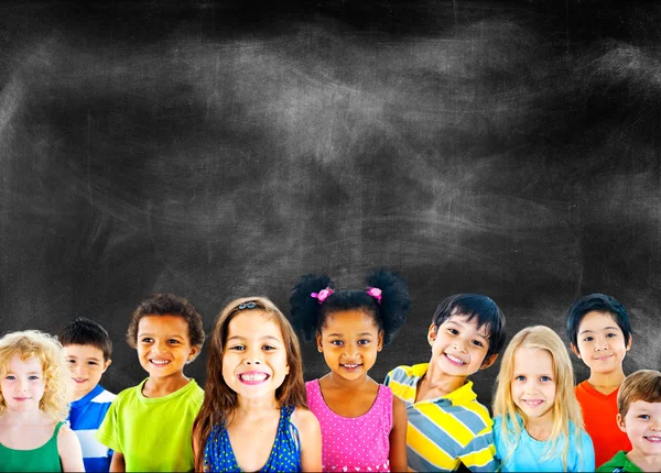 Lindos niños diversos sonriendo —  Fotos de Stock