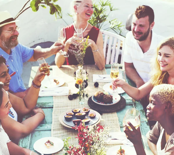 Skupina lidí na piknik — Stock fotografie