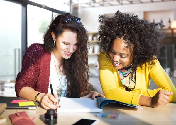 Empresárias brainstorming no escritório — Fotografia de Stock