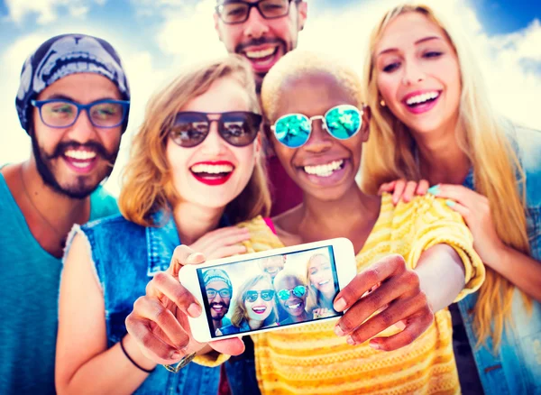 Diverso verano amigos diversión vinculación selfie concepto —  Fotos de Stock