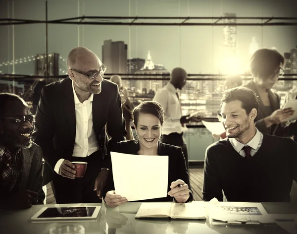 Mensen uit het bedrijfsleven bij Office werken — Stockfoto