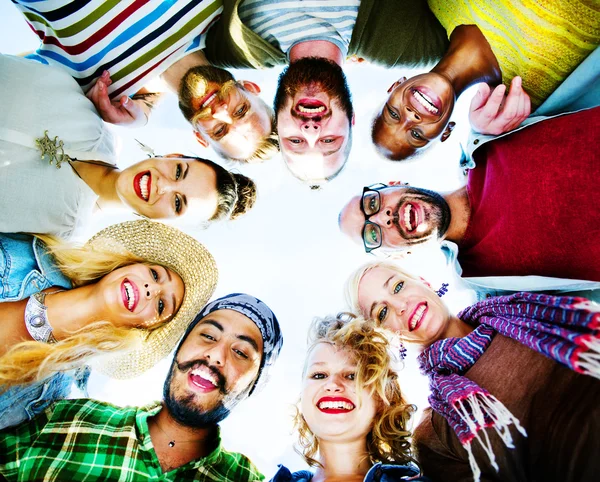 Amigos pasando el rato al aire libre juntos — Foto de Stock