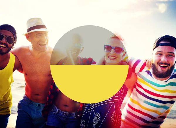 Amigos felizes se divertindo na praia — Fotografia de Stock